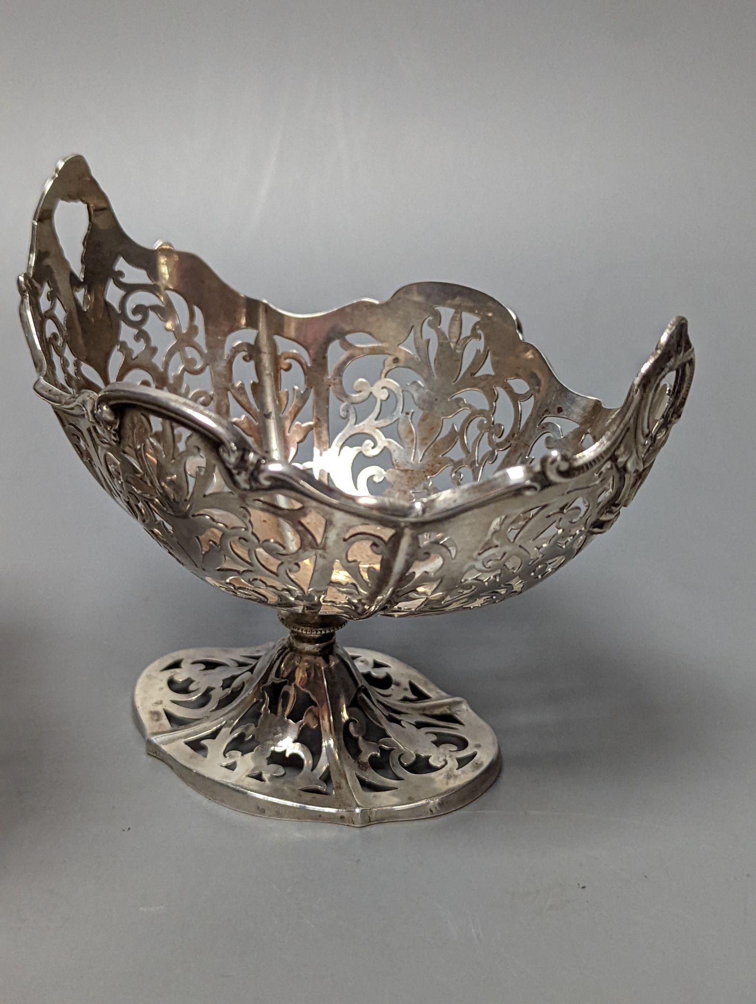 A pair of George V pierced silver boat shaped bonbon dishes, by Henry Matthews, Birmingham, 1920, length 12cm